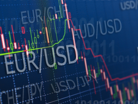 EUR/USD Drops Toward Multi-Week Lows as Markets Await Key U.S. Data